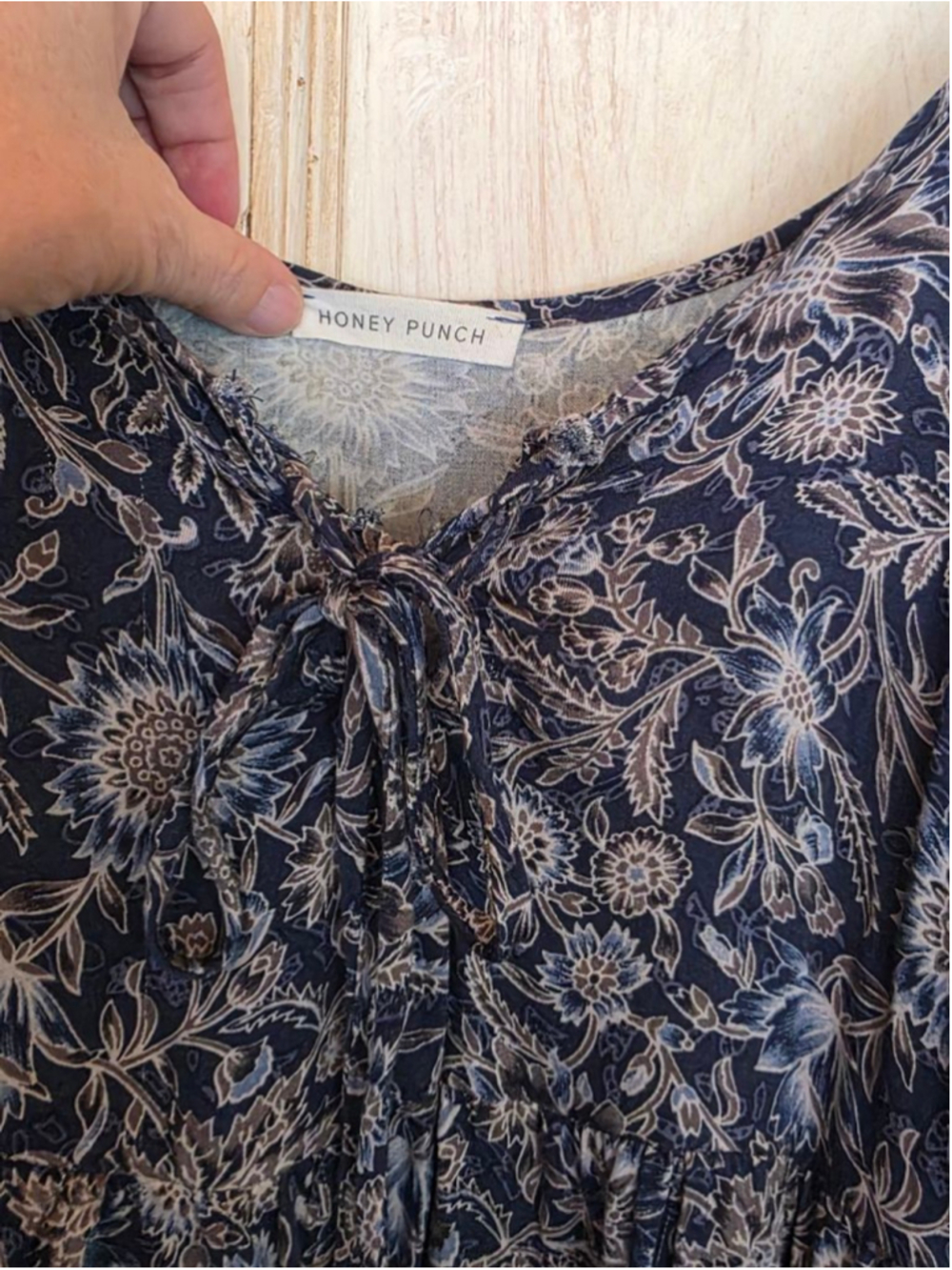 Women's Honey Punch Navy Floral Cold Shoulder Blouse M - Picture 3 of 5
